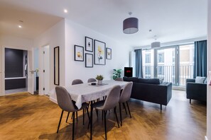 In-room dining - Hilltop Serviced Apartments - Ancoats (Manchester)
