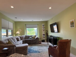 Smart TV - Traverse City, West side of downtown, Sleeps 6, Slabtown area (Traverse City)
