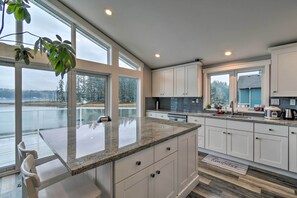 Réfrigérateur, micro-ondes, plaque de cuisson, lave-vaisselle