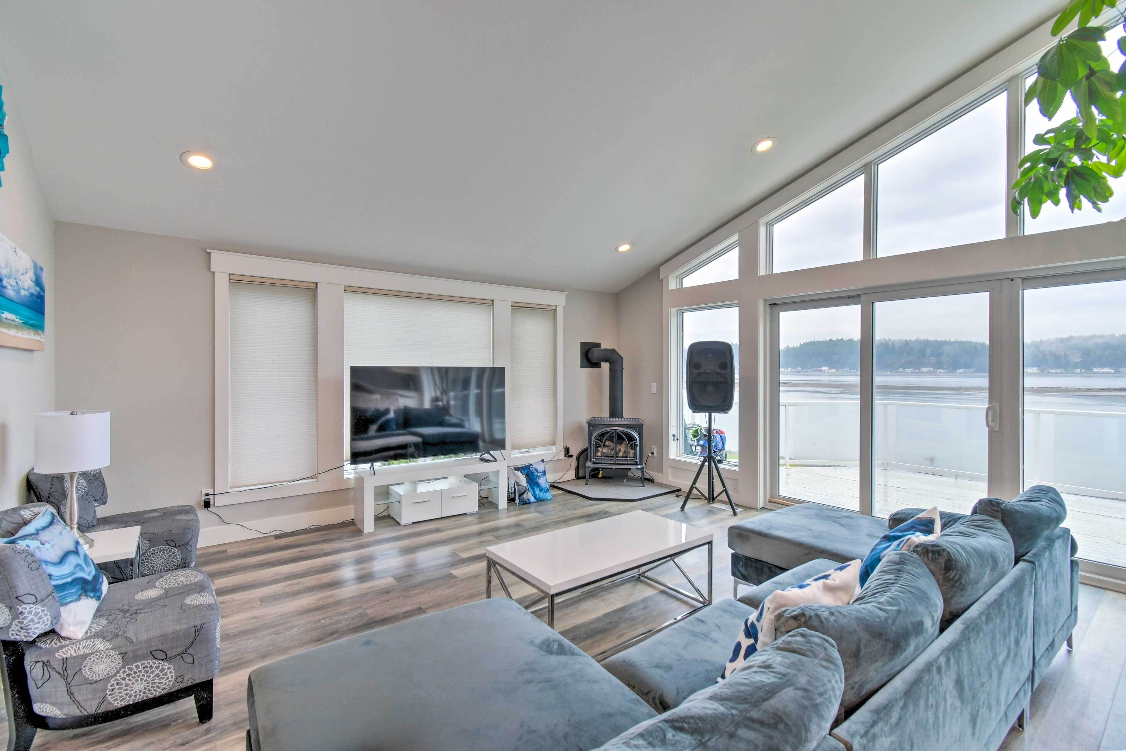 Allyn Vacation Rental | 4BR | 3BA | 2,190 Sq Ft | 2 Stories | Stairs Required