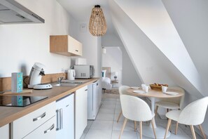 Fridge, microwave, dishwasher, coffee/tea maker