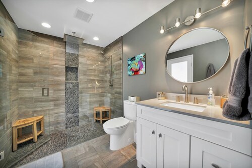 Private Cozy Mid-Century Modern 2bd Home + Cottage