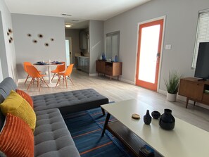 Smart TV, books, stereo - Private Cozy Mid-Century Modern 2bd Home + Cottage (Palm Springs)