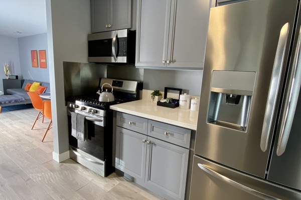 Jääkaappi, mikroaaltouuni, uuni, liesi