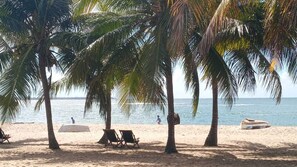 On the beach, sun loungers, beach towels - Beachfront house in a gated community. (Camaçari)