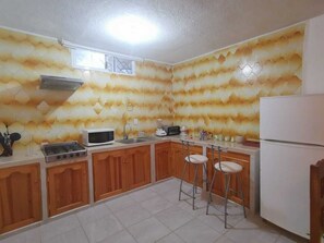 Fridge, microwave, oven, coffee/tea maker