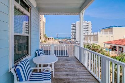 Salty Times 🌊 – Stay Longer, Save More with a 10% Discount on 7+ Nights!