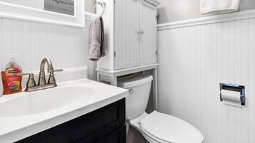 Combined shower/tub, towels, toilet paper