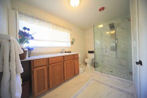 Badewanne, Haartrockner, Handtücher, Seife