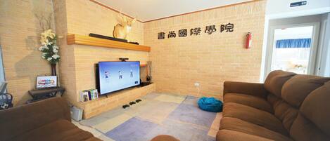 Smart-TV, Kamin, Videospielkonsole, DVD-Player