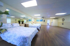 4 habitaciones, escritorio, tabla de planchar con plancha y wifi gratis 