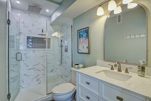 Bañera, secador de pelo y toallas