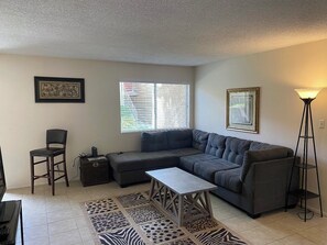 Smart TV, fireplace, DVD player, ping pong - Lower 2 bedroom 2 bathroom condoAt great location! (Phoenix)