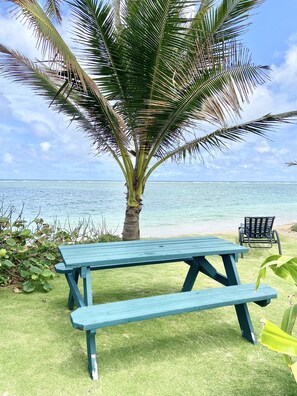 Outdoor dining -  Deluxe Beachfront Condo with a breathtaking view (Hauula)