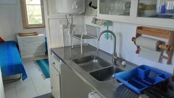 Een koelkast, een microgolfoven, een kookplaat