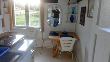 Een koelkast, een microgolfoven, een kookplaat