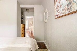 1 bedroom, iron/ironing board, free WiFi, bed sheets - CAPITOL HILL LARGE 1 BED SUITE (Seattle)