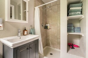 Shower, hair dryer, towels, soap - CAPITOL HILL LARGE 1 BED SUITE (Seattle)