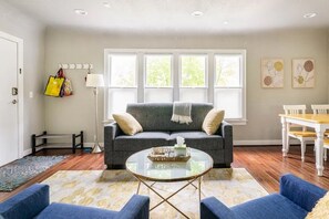 Smart TV - CAPITOL HILL LARGE 1 BED SUITE (Seattle)
