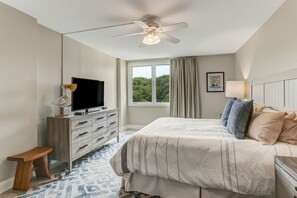 2 soverom, skrivebord, strykejern/-brett og reiseseng for barn