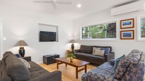 Smart TV, video games, DVD player, ping pong - Overloaded with Beachside Charm (INVERLOCH)