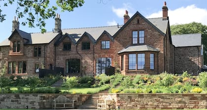 Tarn End Cottage 5, Talkin Tarn, Brampton, ideal for a family with activities and historical sites