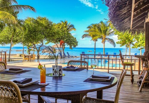 Updated Beachfront Paradise, Infinity Pool Roatan
