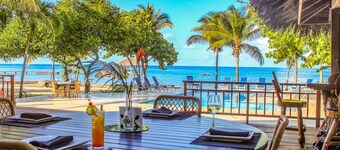 Updated Beachfront Paradise, Infinity Pool Roatan