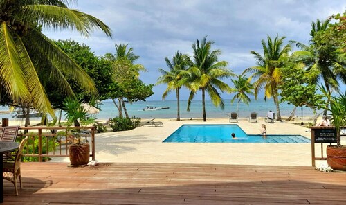 Updated Beachfront Paradise, Infinity Pool Roatan