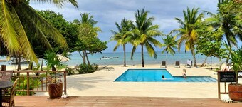 Updated Beachfront Paradise, Infinity Pool Roatan