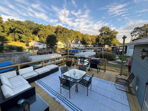 Lakeside Cozy Cottage - w Fishing Dock, Relaxing Lake Freeman, close to Purdue