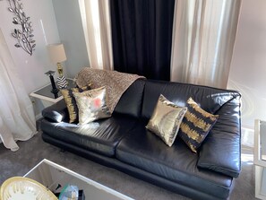 TV - Cozy Bungalow Home (Detroit)