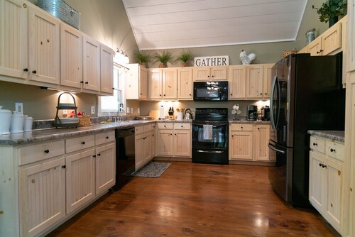 Coosawattee-2 King Beds, Hot Tub, Pool Table, Fire Pit, Arcade, Resort Amenities