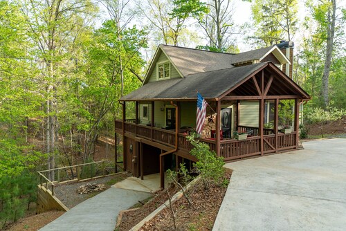 Coosawattee-2 King Beds, Hot Tub, Pool Table, Fire Pit, Arcade, Resort Amenities