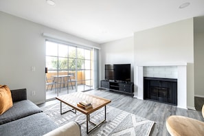 Fernseher, Kamin, Stereoanlage