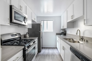 Kühlschrank, Mikrowelle, Ofen, Geschirrspüler