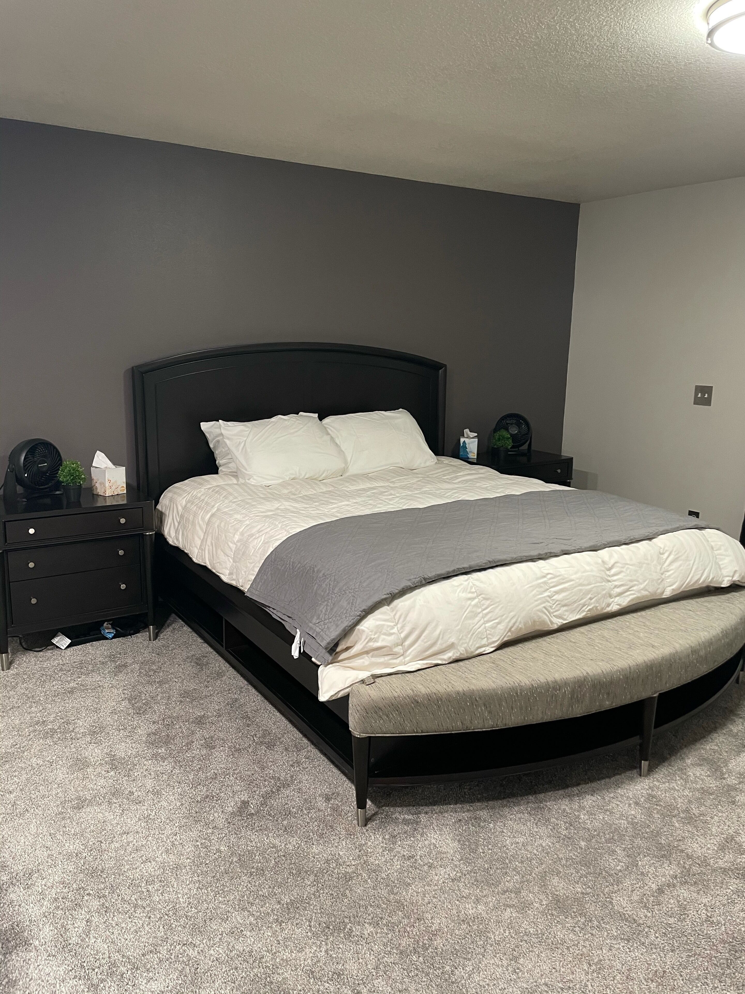 2 quartos, escrivaninha, ferros/tábuas de passar roupa