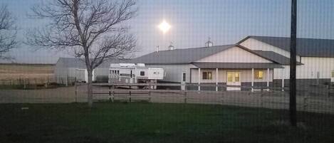 المنشأة من الخارج