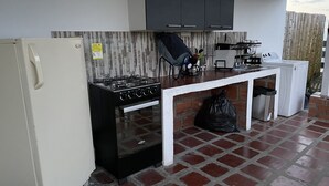 Cabaña Deluxe | Cocina privada | Cafetera y tetera, refrigerador con congelador y horno 
