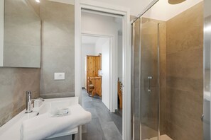 Shower, bidet, towels