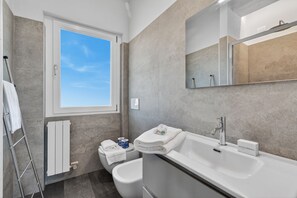 Dusche, Bidet, Handtücher