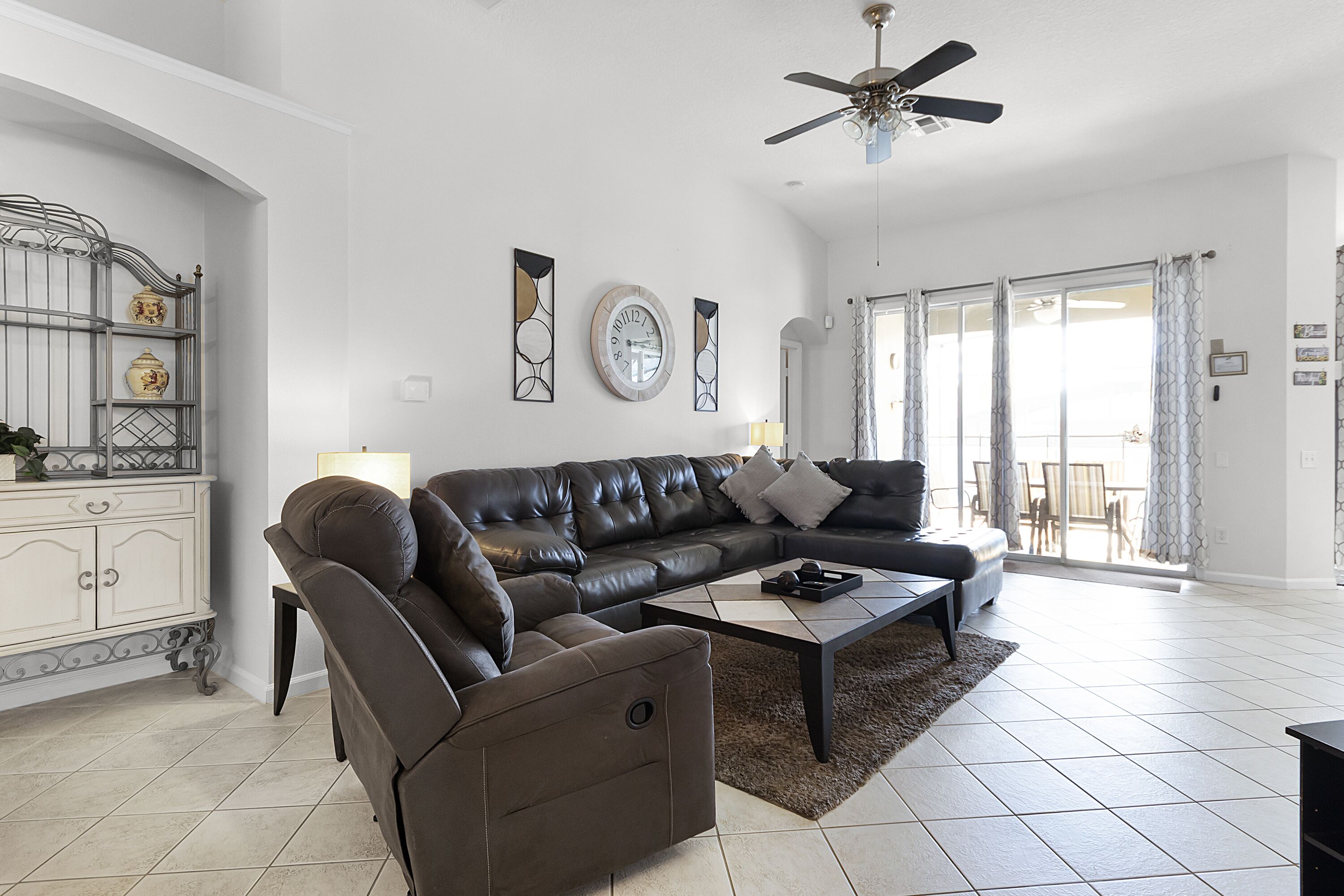 TV connectée, table de tennis de table, écrans d'ordinateur