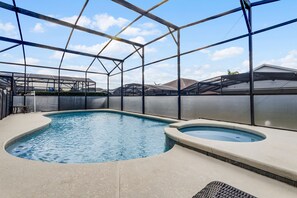 Inomhuspool och utomhuspool