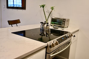 Fridge, microwave, oven, stovetop - Spaciously Styled Apartment -  Close to Baylor and Magnolia (Waco)