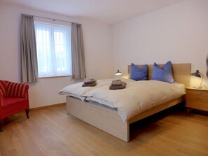 2 bedrooms, iron/ironing board, free Internet