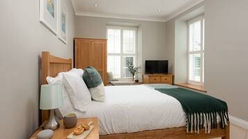 3 bedrooms, desk, iron/ironing board, internet