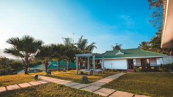 Tuskers Cottage | Iron/ironing board, bed sheets