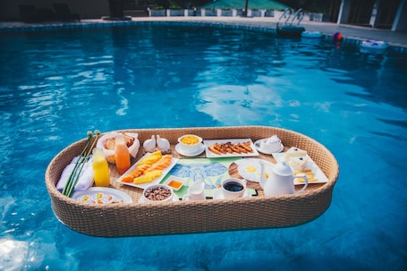 Tuskers Pool Villa | In-room dining. Tuskers Hill by Poppys Anaikatti
