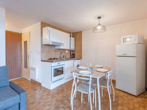 Fridge, microwave, oven, cookware/dishes/utensils