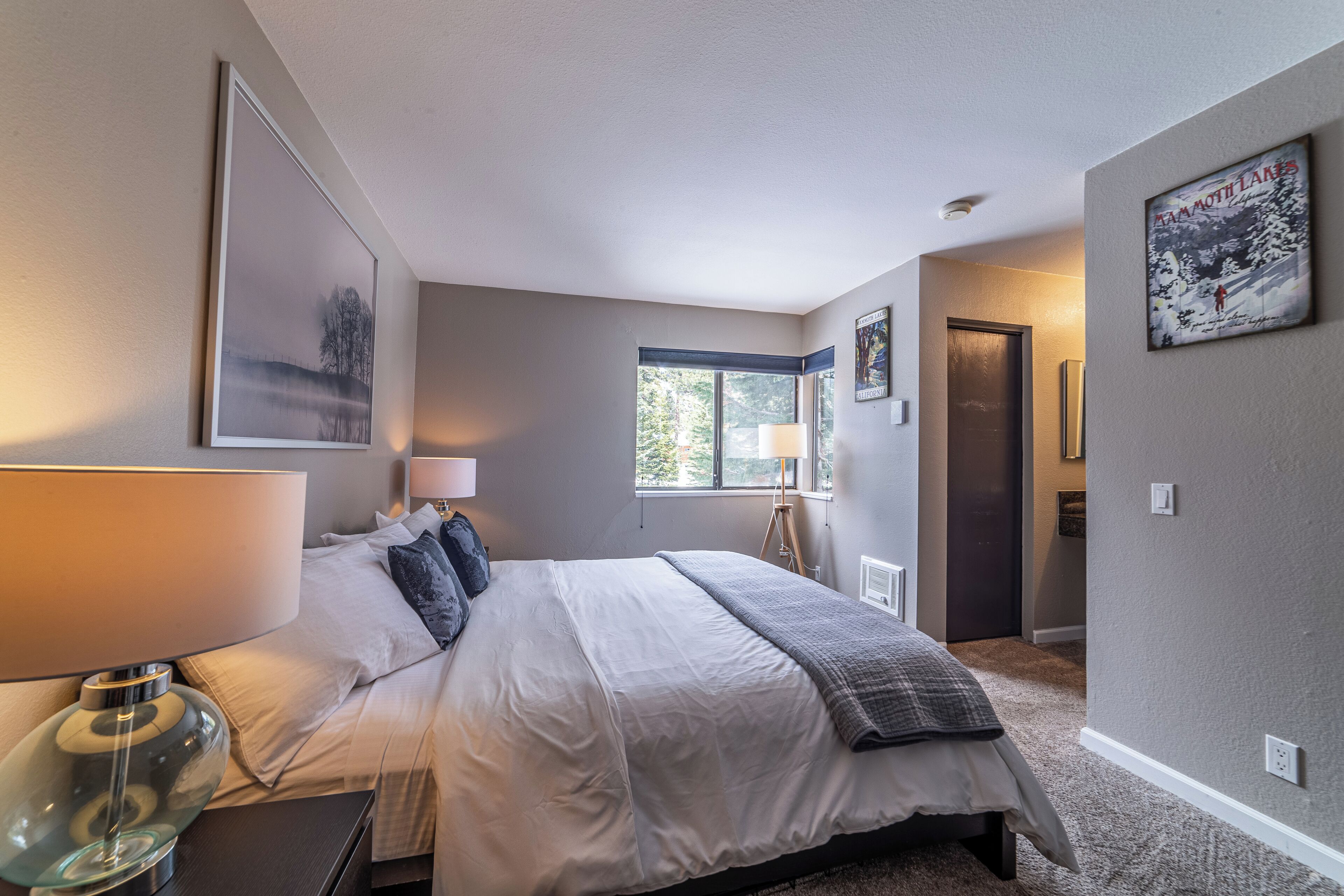 2 makuuhuonetta, työpöytä, silitysrauta/-lauta, vauvan matkasänky